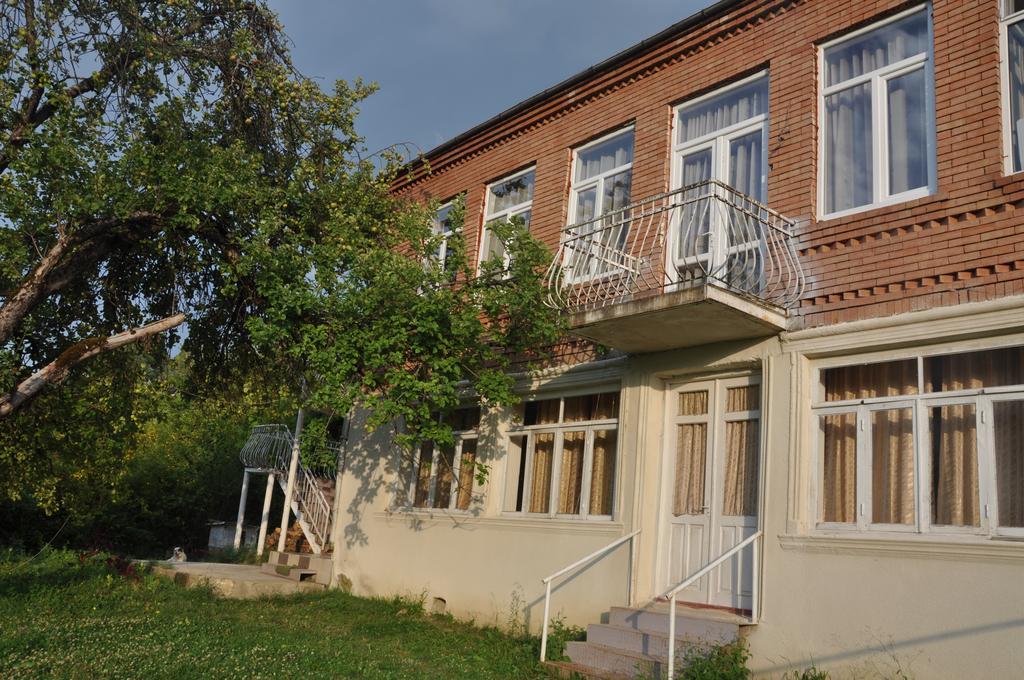 Guest House Racha Ambrolauri Exterior foto